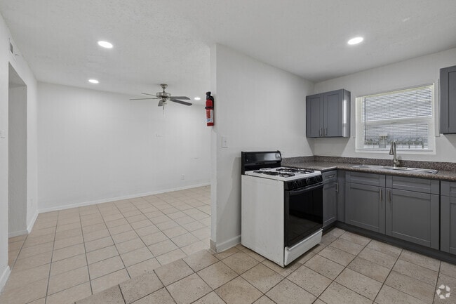 1BR, 1BA - 570SF - Kitchen