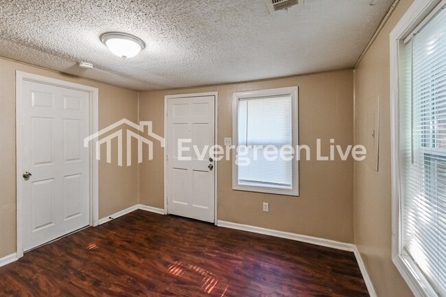 Photo - 375 George Rd