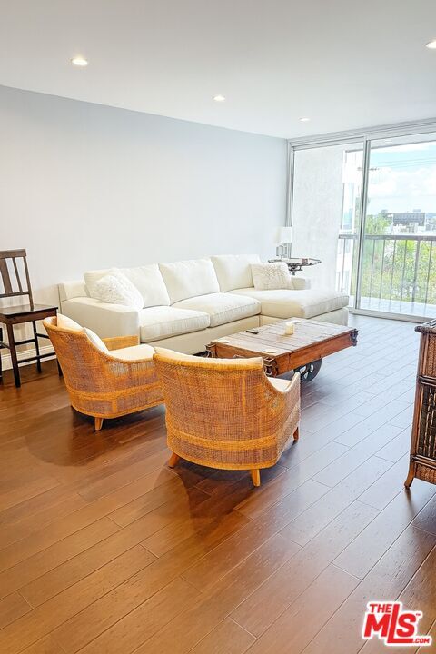 Building Photo - 8530 Holloway Dr Unit 318