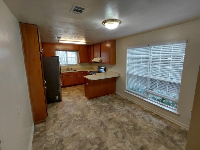 Photo - 1557 Payne St