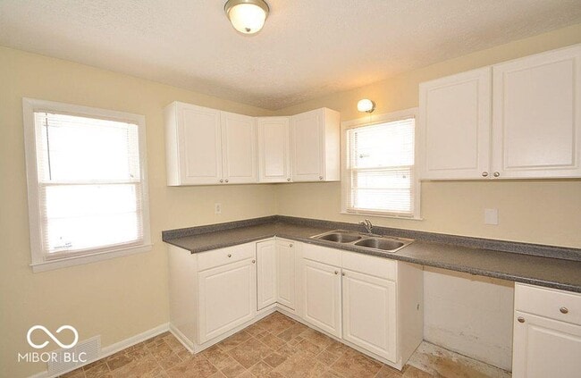 Photo - 5005 Indianola Ave