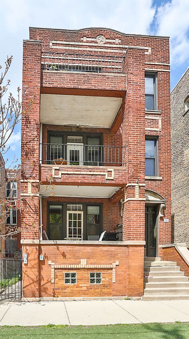 Building Photo - UK Village 2 Bed Duplex. Outdoor Space. Laundry. Separate Dining Room. Free Internet Unit 1F