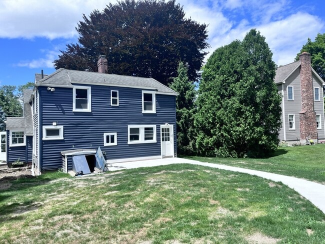 Photo - 6088 Main St