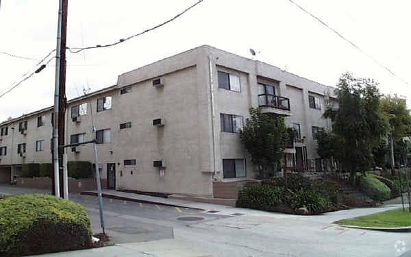820 Glenoaks Apartments