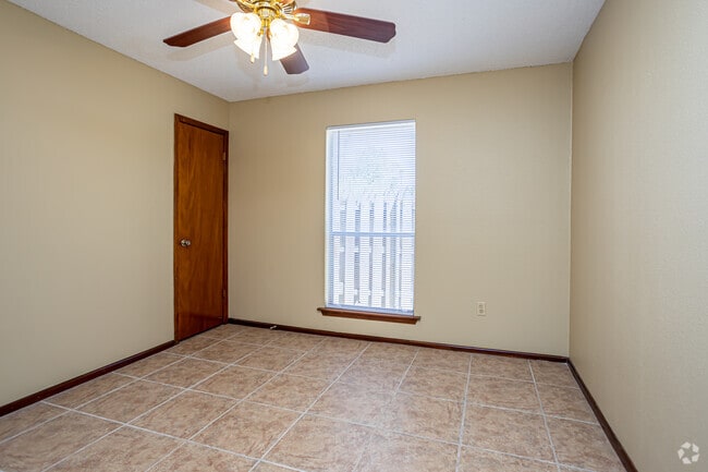 2BR, 2BA - 1,000SF