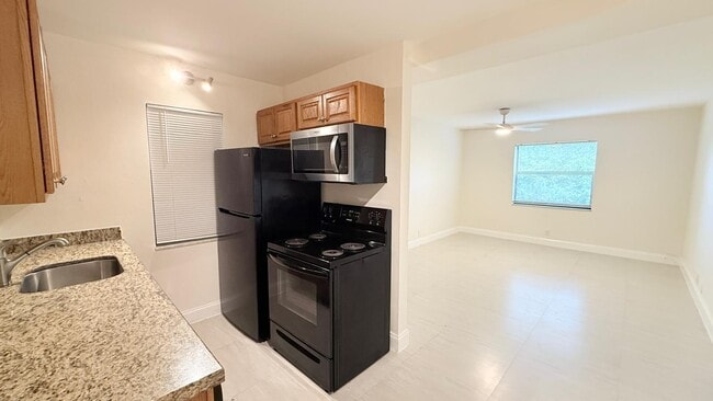 Building Photo - 607 NE 29th Dr Unit 38