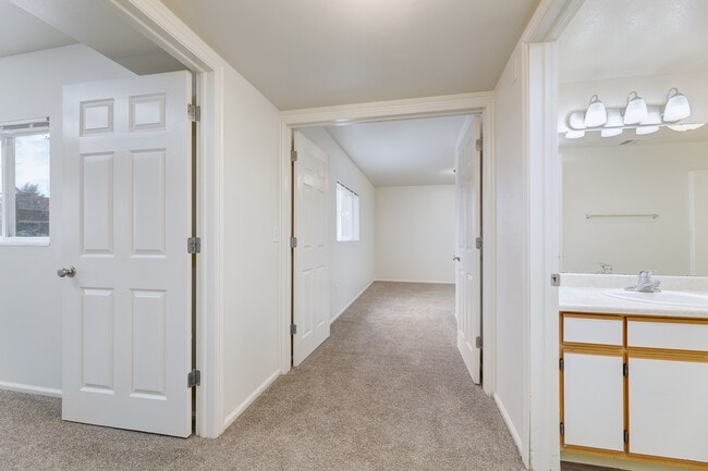 Las habitaciones y el cuarto de baño - Rembrandt Park Apartments