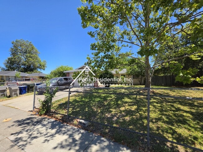 Building Photo - Cute 2bd/1ba Sacramento Duplex With 1-Car Garage