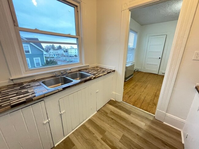 Building Photo - 457 Beech St Unit 3