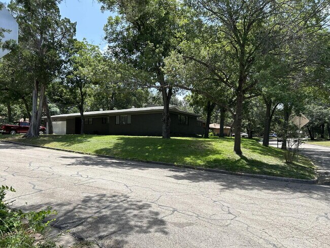 Charming 3-Bedroom Haven with 2 Baths and Spacious 1900 sq ft Layout in Waco!