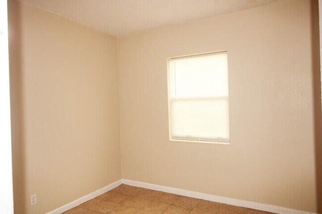 Photo - 346 W 15th St