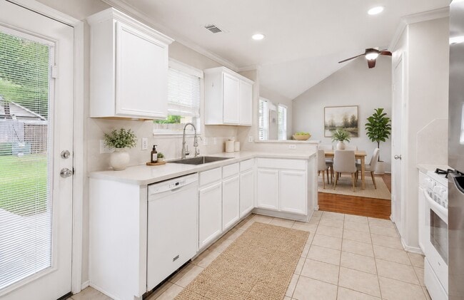 Building Photo - 6 Thicket Grove Pl