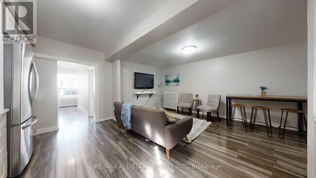 Photo - 1074 Bloor St W