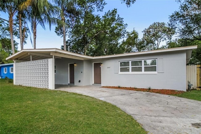 Photo - 6007 Oakcrest Cir House