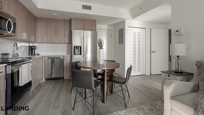 Photo - 1025 E 25th St Unidad 604