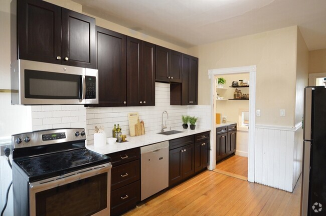 Building Photo - 1805 Beacon St Unit 2 Rental