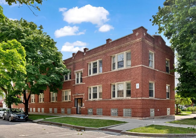 Building Photo - 3846 N Lamon Ave Unit 2