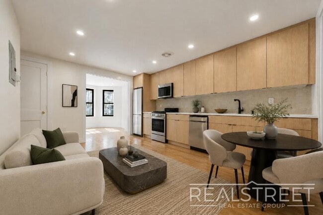 Building Photo - Spacious Flex 3-Bedroom, 2.5-Bath with Basement in Crown Heights Unit 1
