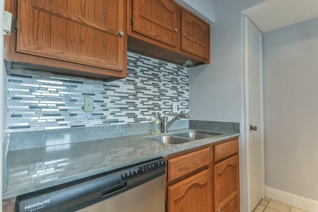 Building Photo - 6402 Del Monte Dr Unit 45