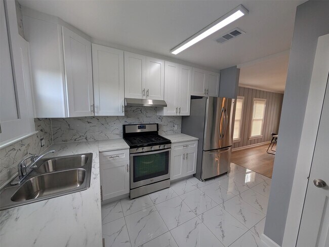 Photo - 1112 Ave M 1/2