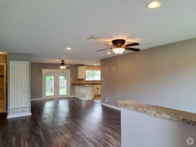Building Photo - 3 Bedroom / 2 Bath / 2 Car Garage Rental
