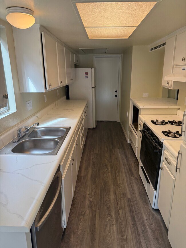 Photo - 440 W Santa Barbara St