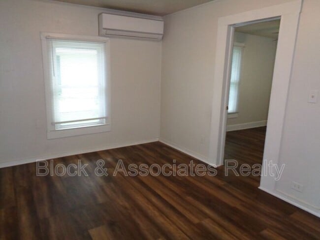 Photo - 405 Dobson St