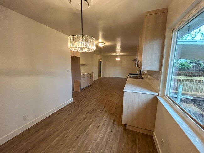 737 Estate St