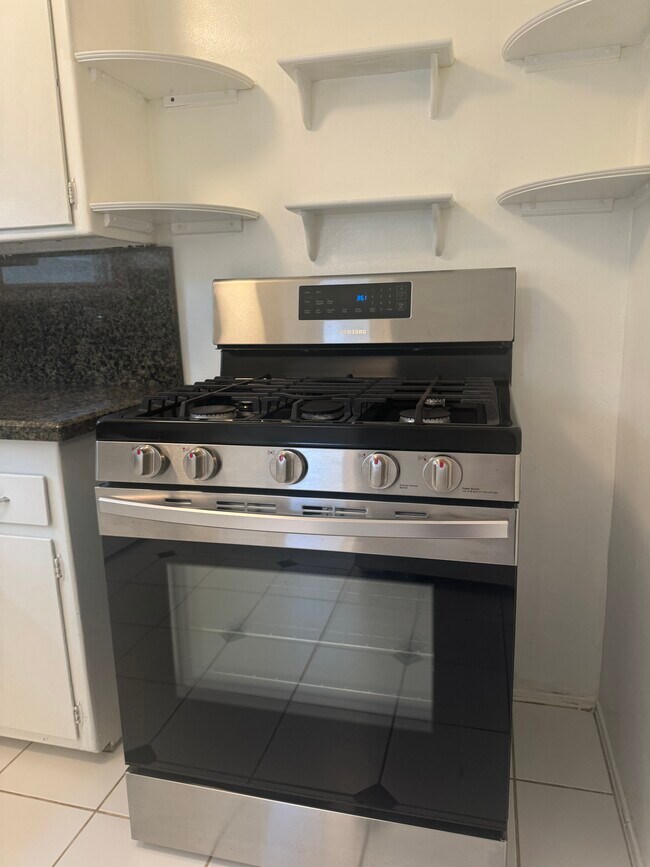 Horno/cocina de acero inoxidable Samsung - 8618 McConnell Ave Unidad 8618