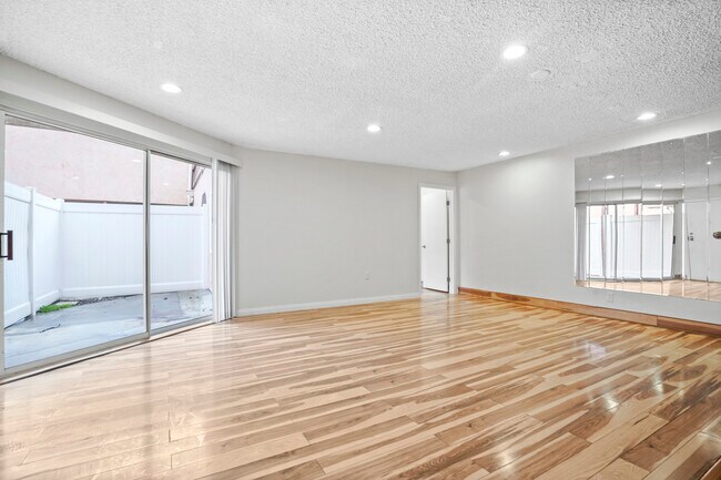 Photo - 7924 Woodman Ave Unit 3