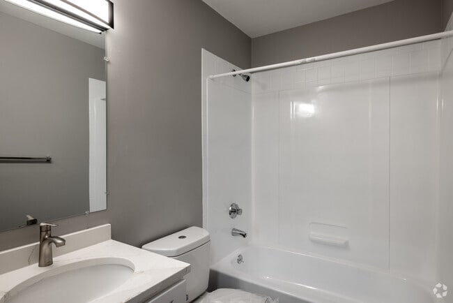 2BR, 2BA - 1,033SF - Second Bathroom