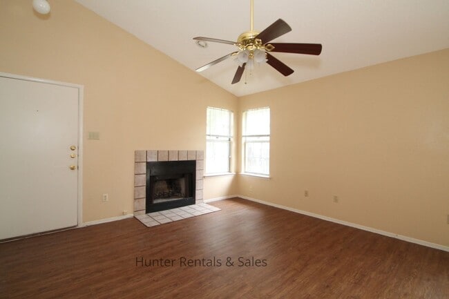 Building Photo - Dreamy Three-Bedroom - 1st month free with...