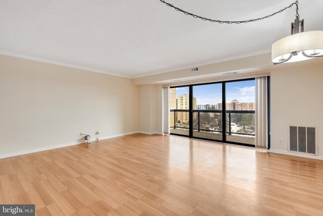 Building Photo - 307 Yoakum Pkwy Unit 915