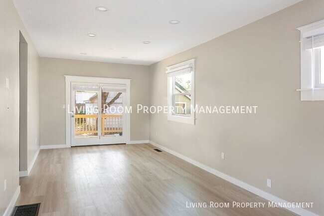 Photo - Steller Portland FourSquare With A Great Yard