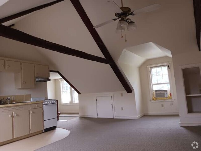 Building Photo - 62 Drew Rd Unit Top of Farmhouse