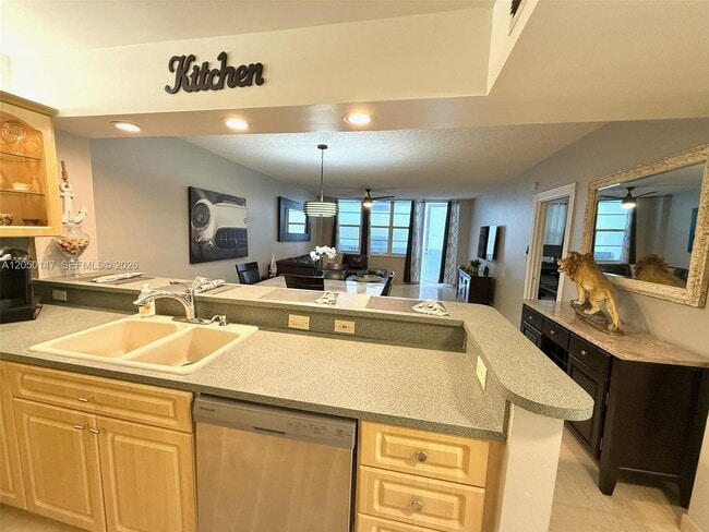 Building Photo - 3725 S Ocean Dr Unit 605