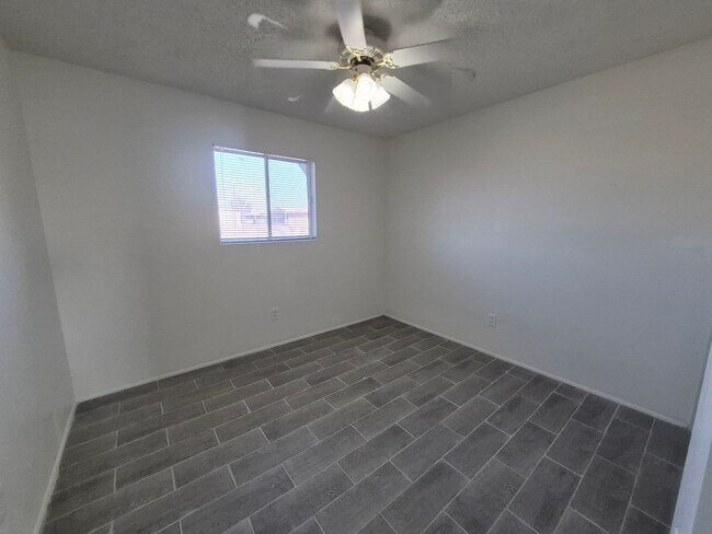 Photo - Large 4 Bed 2 Bath House
