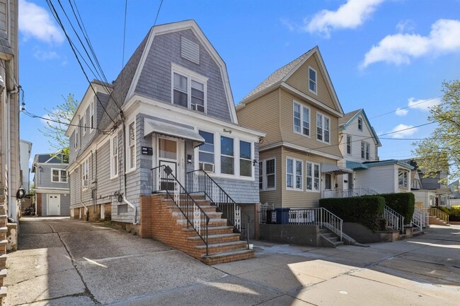 Building Photo - 90 W 43rd St Unit 3