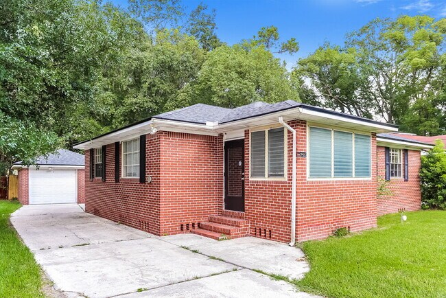 Photo - 741 Dixon St