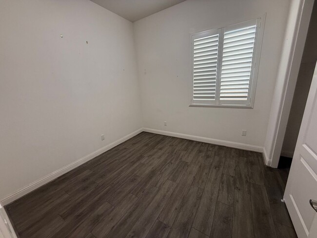 Photo - 955 Romneya Ln