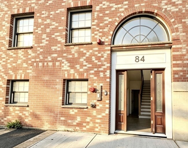 Building Photo - 84 Chelsea St Unit 1