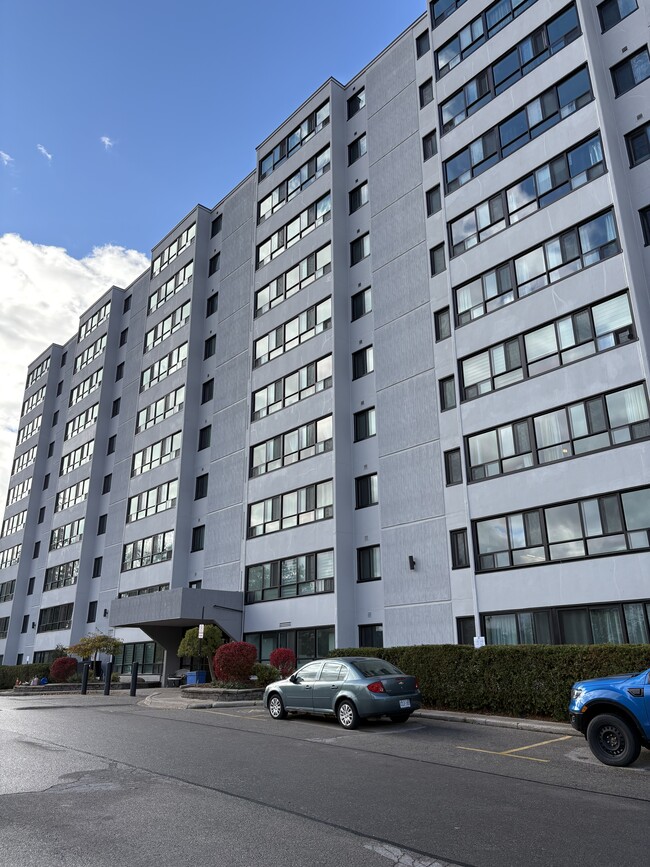 Building Photo - SPACIOUS ONE BEDROOM IN NORTH LONDON HIGHRISE Unit 606