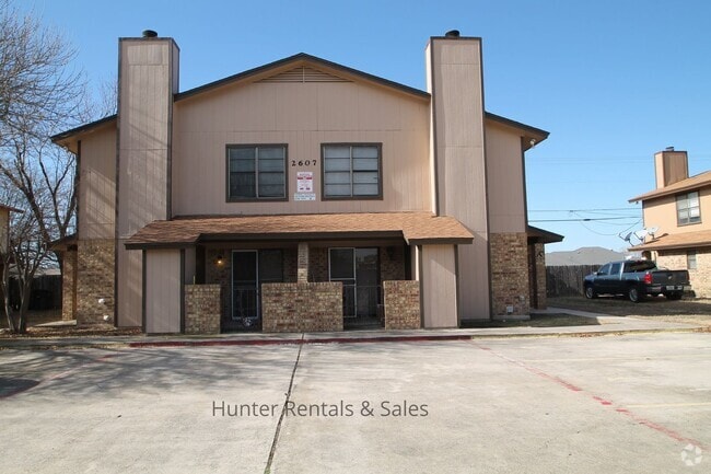 Building Photo - Updated 2-Bedroom Townhome with Modern Fin...