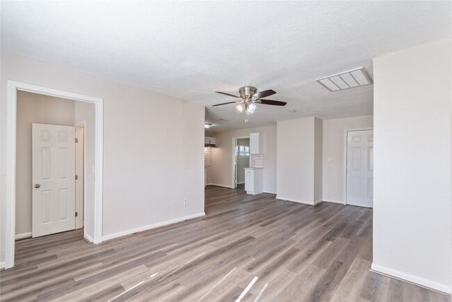 Photo - 5825 Southurst St