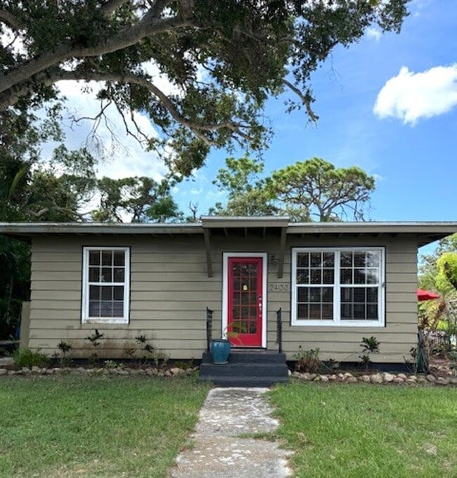 Building Photo - Downtown Bungalow