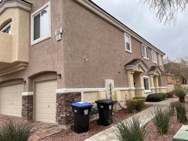 Building Photo - SPACIOUS 3-BEDROOM 2 1/2 BATH TOWNHOME IN ... Unit #102