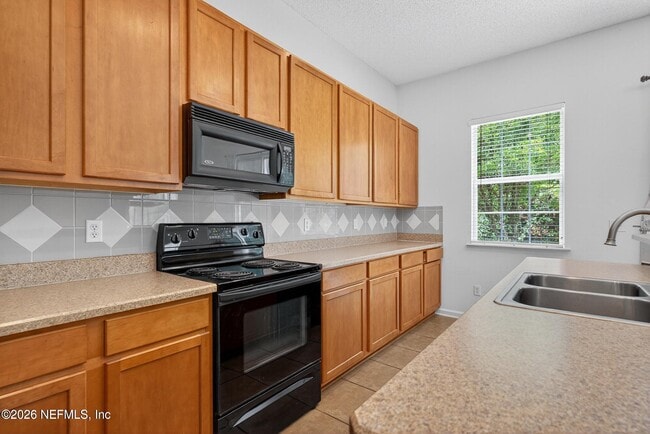 Photo - 872 Collinswood Dr W