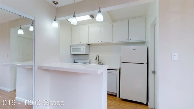 Photo - 1800 Grace Ave