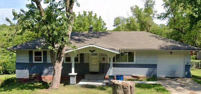 Building Photo - Spacious 4 Bed / 2.5 Bath Home on Nearly 3/4 Acre Lot with Walkout Basement and Multiple Living A...