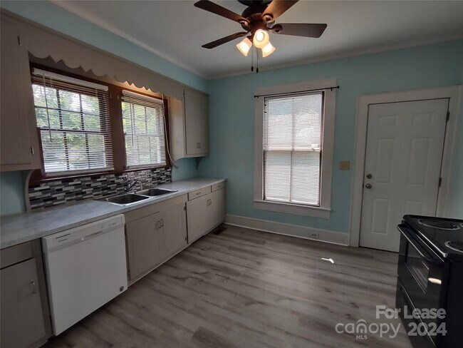 Photo - 476 Spring St SW